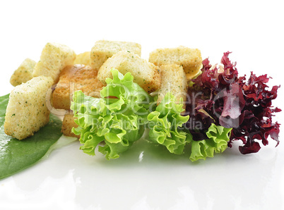 croutons with salad leaves