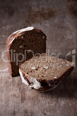 Walnussbrot auf einem Holzbrett