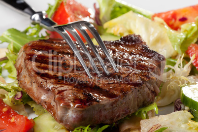 Gabel auf einem Steak vom Grill