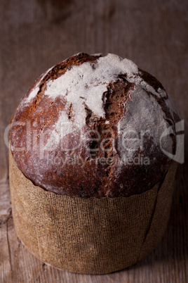 Walnussbrot auf einem Holzbrett