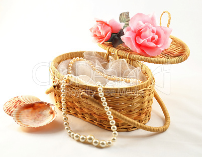decorative basket with pearl