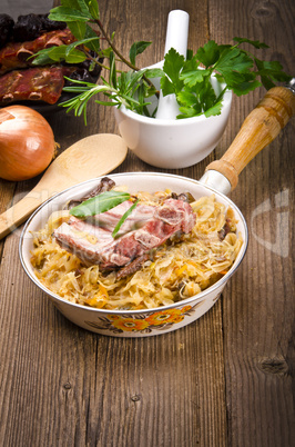 sauerkraut mit geräuchert fleisch