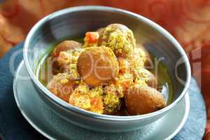 Kichererbsen-Bällchen mit Soße - Chickpea balls with sauce