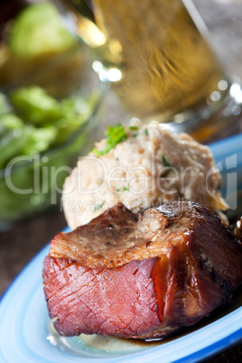 Bayerischer Schweinebraten mit Knödel