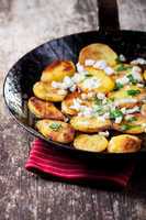 Bratkartoffeln in einer Eisenpfanne