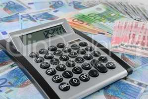 Taschenrechner auf vielen Euro-Scheinen