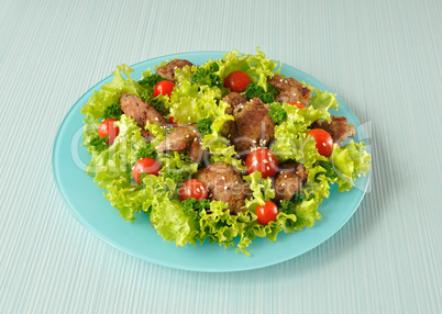 Green salad with chicken liver