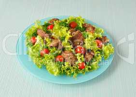 Green salad with chicken liver