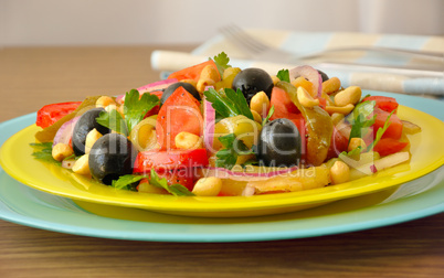 Salad of roasted peppers with tomato, peanuts and olives