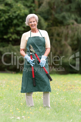 Seniorin bei der Gartenarbeit