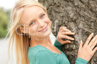 Junge Frau im Park