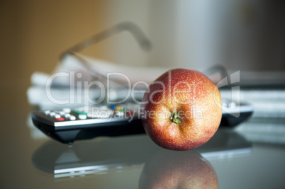 Stilleben Apfel mit Fernbedienung