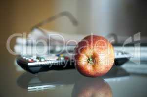 Stilleben Apfel mit Fernbedienung