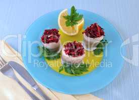 Herring fillet stuffed with beet-apple stuffing and lemon