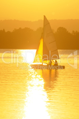 Segelboot mit Abendsonne