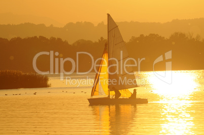 Segelboot mit Abendsonne Segelboot mit Abendsonne