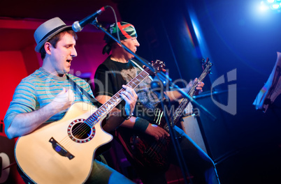 musician plays a guitar