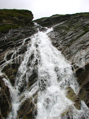Wasserfall von Gebirgsbach