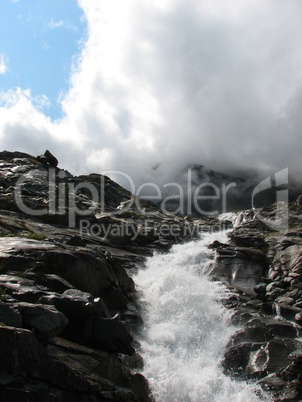 Wasserfall von Gebirgsbach