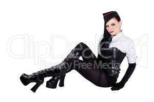 Sitzende junge Frau in Gothic-Kleidung