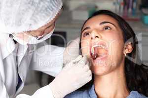 Schöne Frau bei Zahnkontrolle