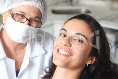 Patient zufrieden beim Zahnarzt