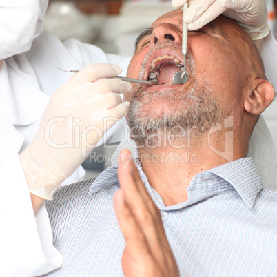 Mann mit Zahnschmerzen beim Zahnarzt