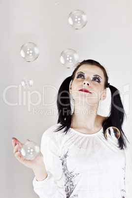 Junge Frau mit Seifenblasen