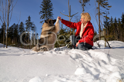 Frau mit Hund im Schnee