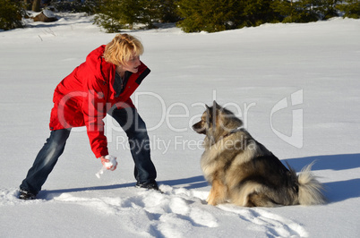 Frau mit Hund im Schnee