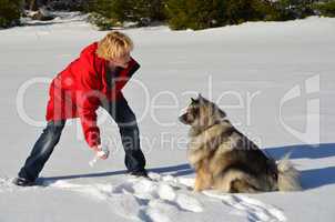 Frau mit Hund im Schnee