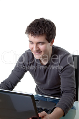Junger Mann arbeitet am Laptop