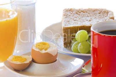 Frühstück mit Ei, Kaffee und Orangensaft