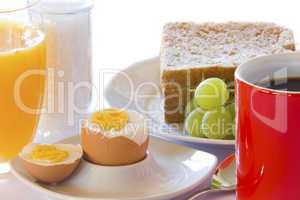 Frühstück mit Ei, Kaffee und Orangensaft