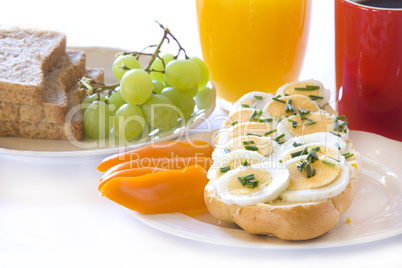 Frühstück mit Ei auf Brötchen