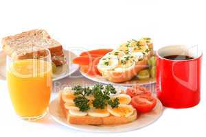 Frühstück mit Eierbrötchen, Kaffee und Orangensaft