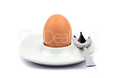 Braunes Ei im Eierbecher mit Löffel