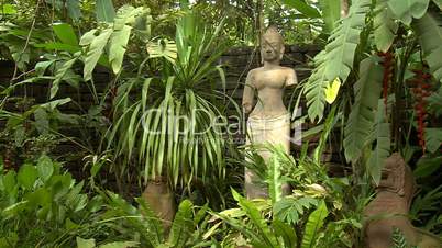 Statuen zwischen Pflanzen