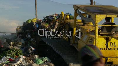 Bulldozer auf einer Müllhalde