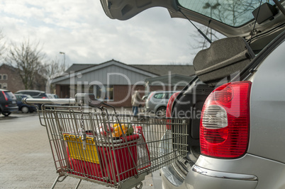 Einkaufswagen am PKW