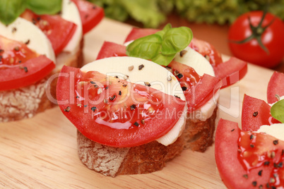 Fingerfood mit Tomaten und Mozzarella