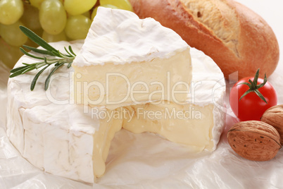 Camembert mit Baguette