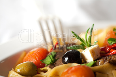 Pasta mit Tomaten und Oliven