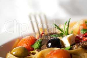 Pasta mit Tomaten und Oliven