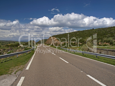 Landschaft mit Landstraße bei Armungia im Südosten Sardiniens
