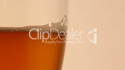Glas wird mit Bier gefüllt