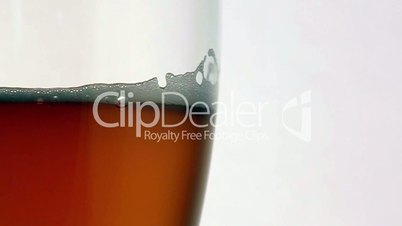 Ein Glas wird mit Bier gefüllt.