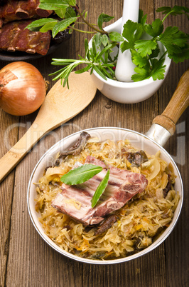 sauerkraut mit geräuchert fleisch