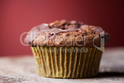 einzelner Muffin auf rotem Hintergrund