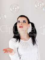 Junge Frau mit Seifenblasen